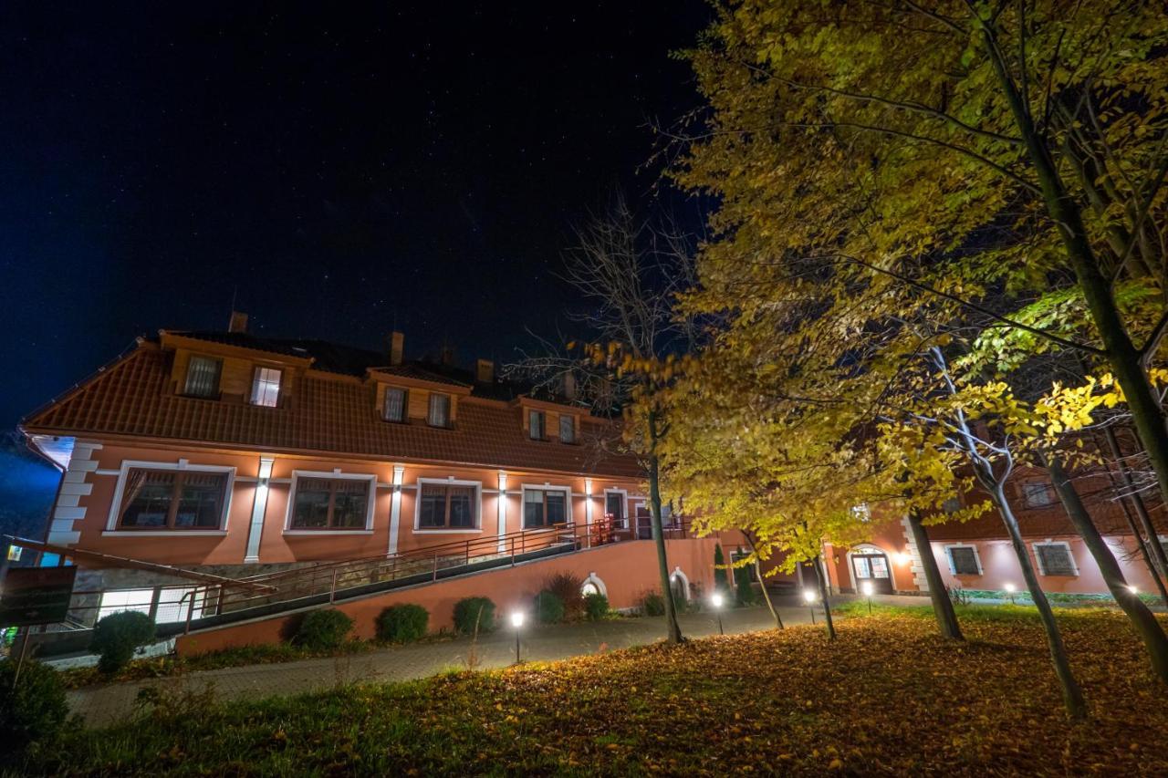 Dwor Ostoia 호텔 Rymanów 외부 사진