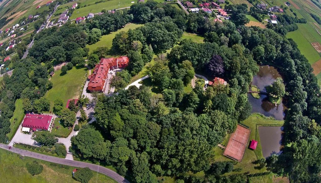 Dwor Ostoia 호텔 Rymanów 외부 사진